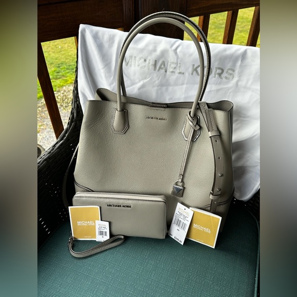 Michael Kors Large Center Zip Tote & Jet Set Travel Continental Wristlet in Grey - Picture 3 of 16